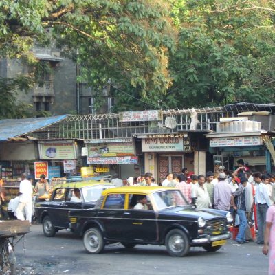 Mumbai (Maharashtra, Indien), Straßenszene mit Taxi, 18.3.2006.